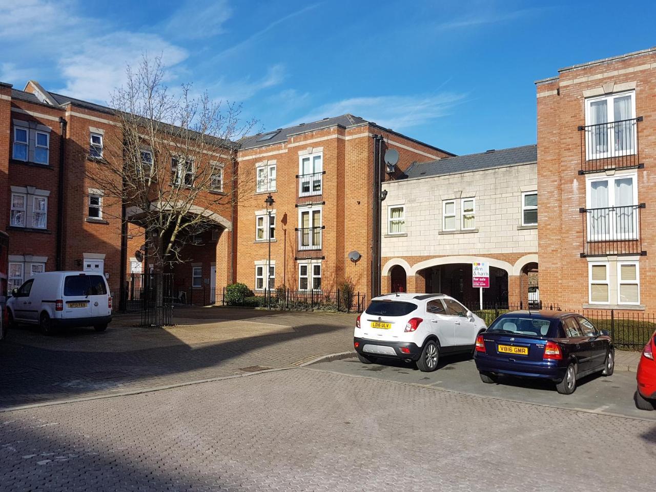 Godwin Court Apartments Swindon Eksteriør billede